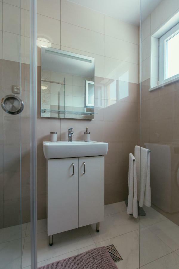 Maslina & Lavanda Apartment โปดสตรานา ภายนอก รูปภาพ